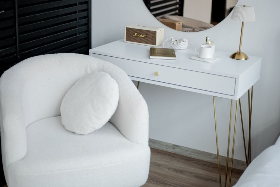 Boucle Chair around a sculptural lamp — home · Home Decor