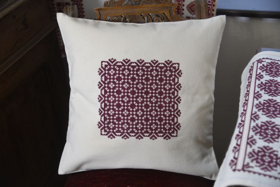 Apron — pillow cover handmade with a gallery-worthy finish — diy-creativity · Sewing