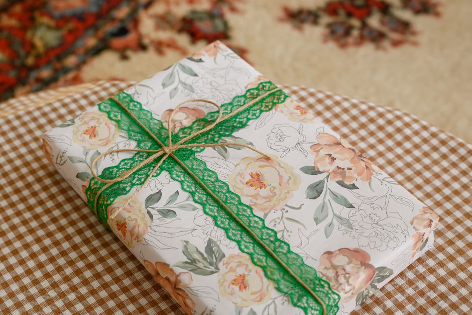 Concertina Gift Box using pressed botanicals — diy-creativity · Paper Crafts
