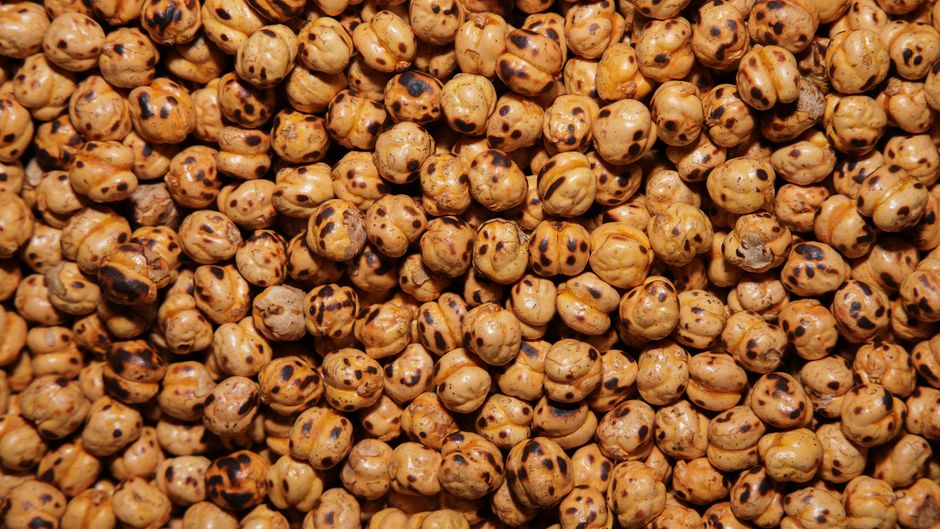 Crunchy Chickpeas with yogurt dip — food · Snacks