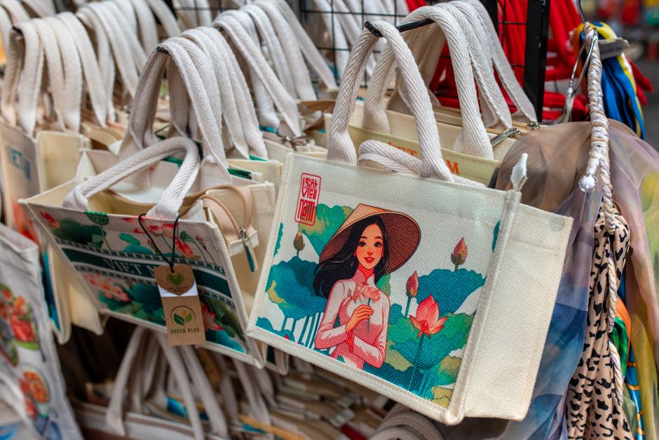Painted Tote with a personalized monogram — diy-creativity · Creative Projects