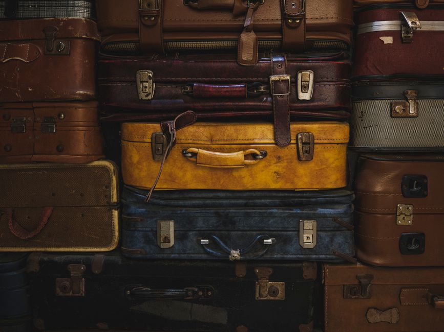 Suitcase Side Table for organizer handmade home — diy-creativity · Upcycling