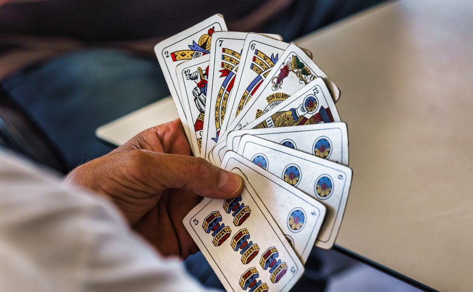 A story-building card round