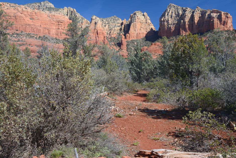 Sedona Red-Rock Trail with a photo-friendly pause — travel · USA Travel