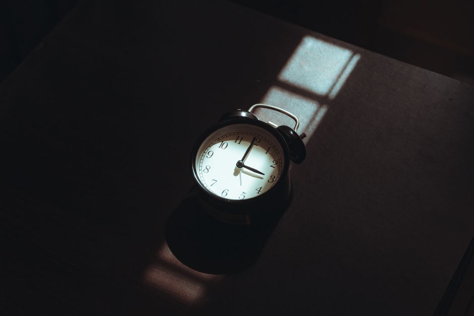 Sunlight-First Start during a five-minute pause — wellness · Morning Routines
