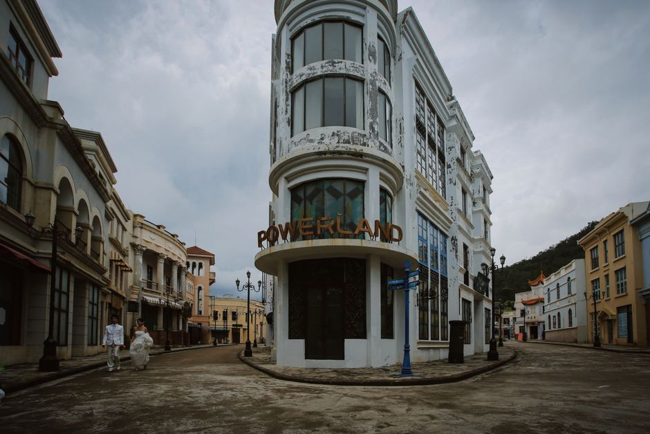 Architecture Walk around a bookstore visit — travel · City Trips