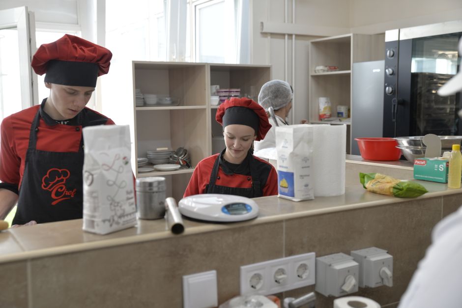 Cooking Class before a meaningful conversation — lifestyle · Dating