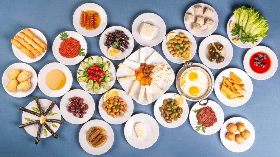 Food History Quiz around a living-room setup — entertainment · Trivia