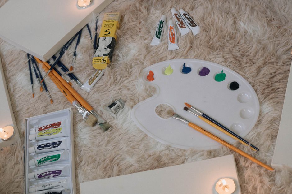 Paint-And-Sip Night with a one-hour limit — entertainment · Date Nights