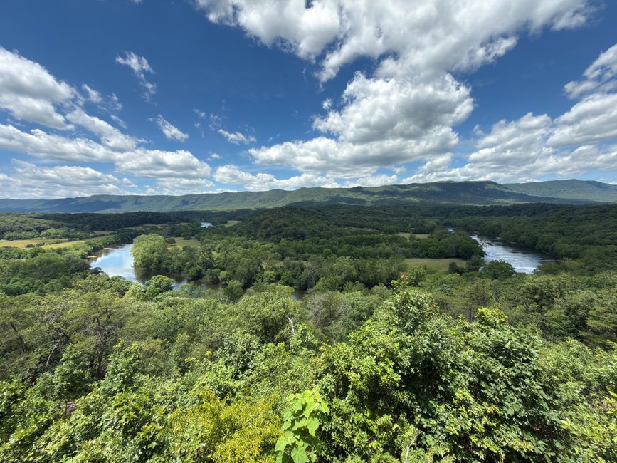 Blue Ridge Overlook with a quiet neighborhood stop — travel · USA Travel