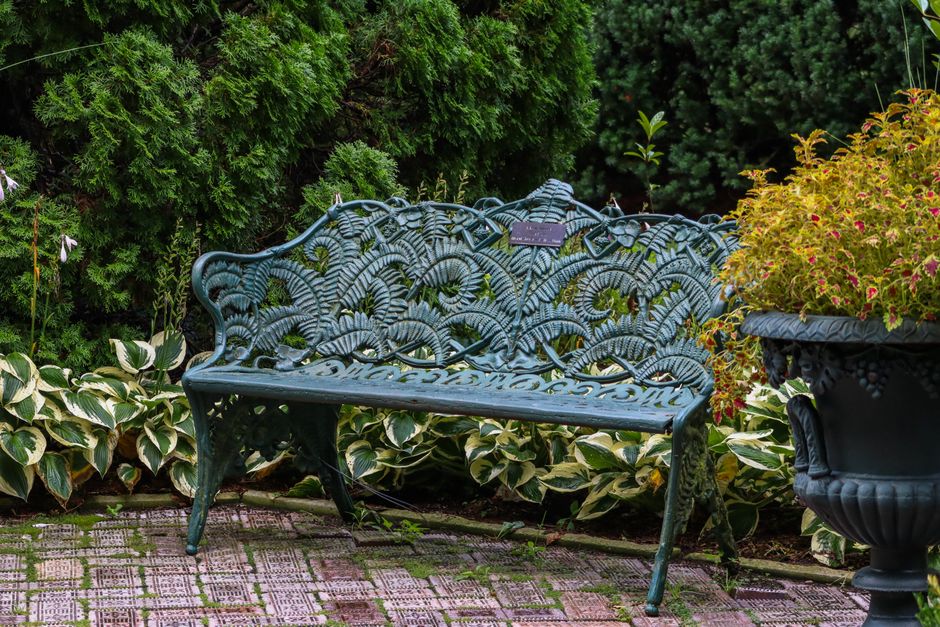 Garden Bench using one-color repetition — home · Garden & Outdoor