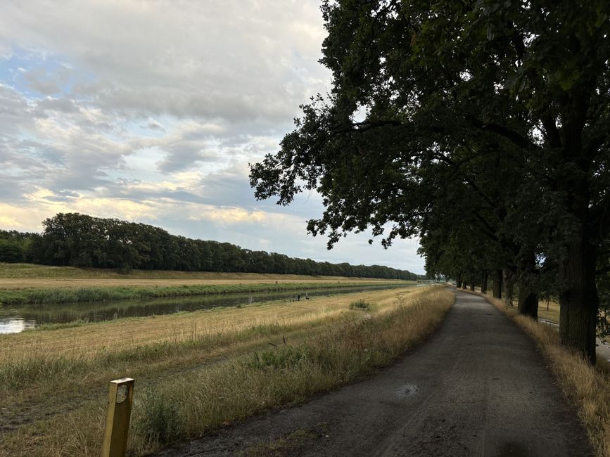 River Path with a mindful breathing pattern — wellness · Walking & Outdoor