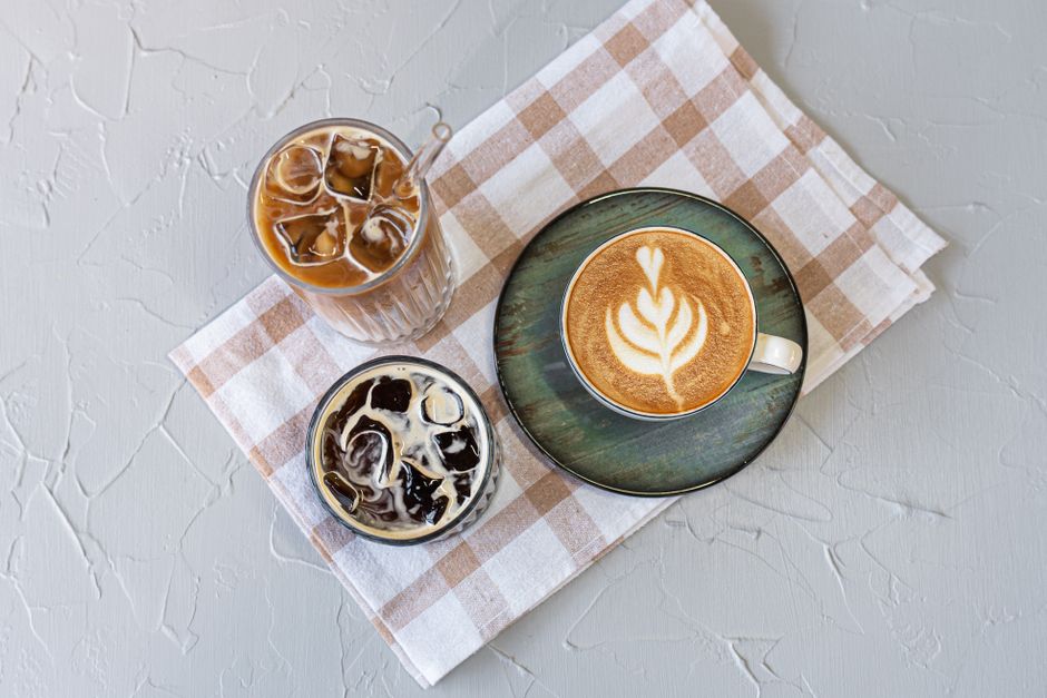 Coffee-Shop Still Life for study thoughtful gifting — diy-creativity · Photography