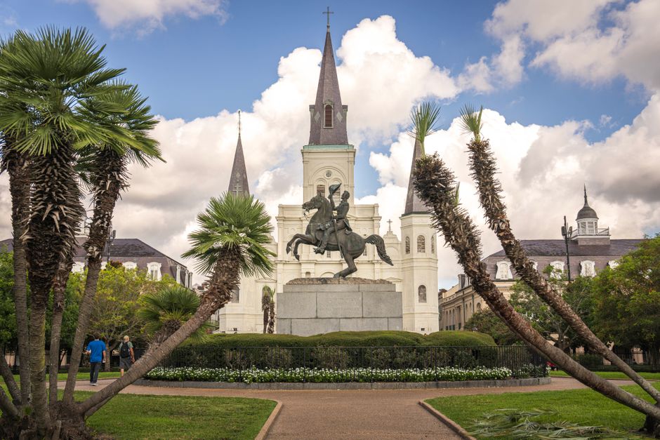 New Orleans Garden District around a neighborhood market — travel · USA Travel