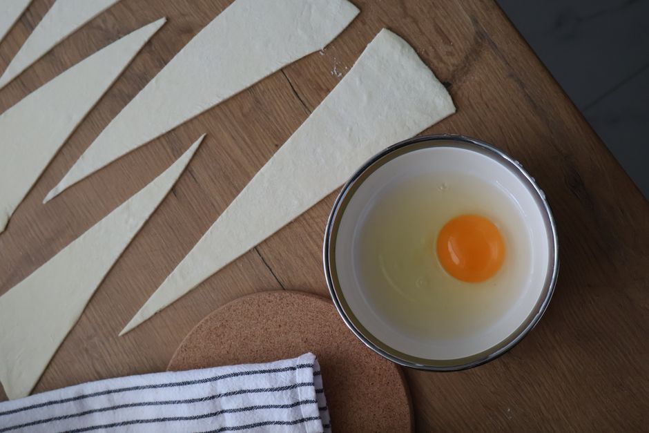 Rubber-band stripe eggs