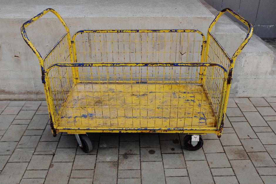 Rolling Cart for hidden cable control — home · Home Hacks
