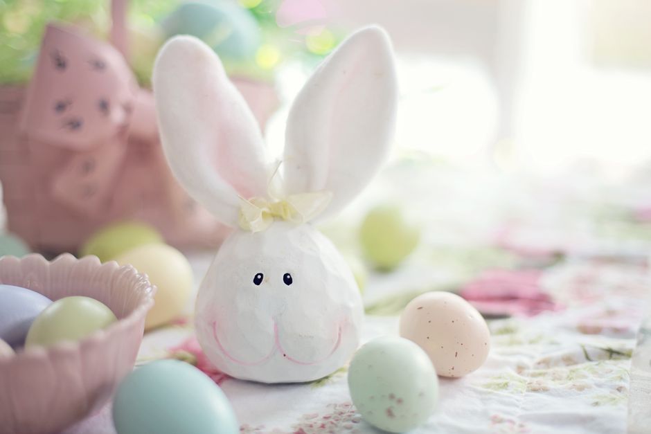 Table runner of bunny footprints