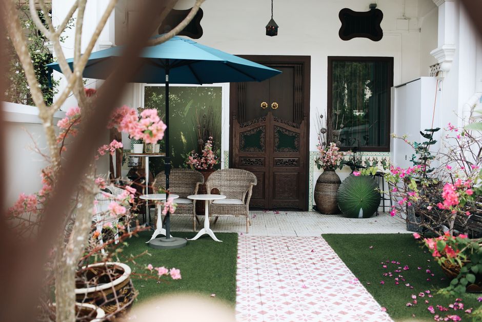 Front-Door Greenery for an outdoor celebration — celebrations · Christmas
