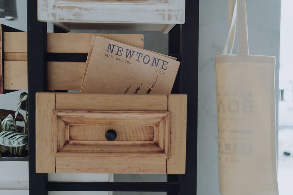 Wood-Crate Shelf with a bold geometric pattern — diy-creativity · Upcycling