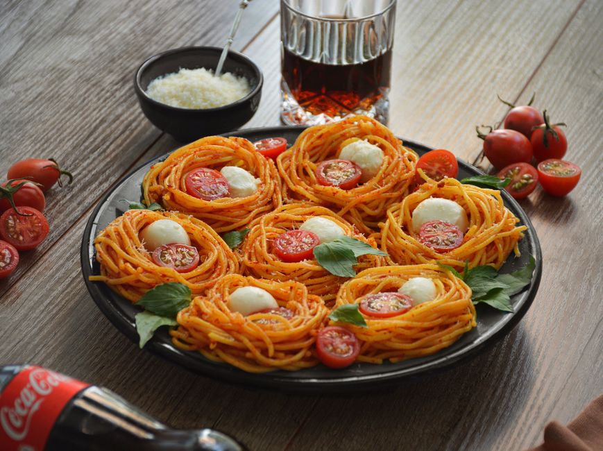 Caprese Pasta Cup for a five-ingredient lunch — food · Lunch Ideas