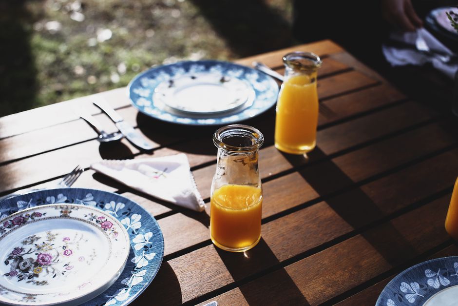 Backyard Brunch for a modern minimalist party — celebrations · Birthdays