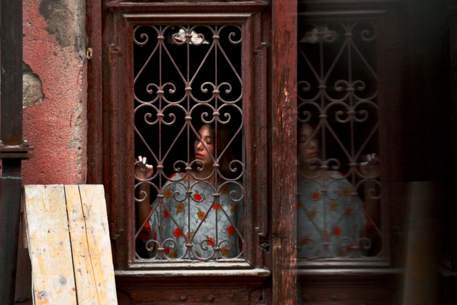 Window-Gazing Pause with a screen-free ritual — wellness · Relaxation
