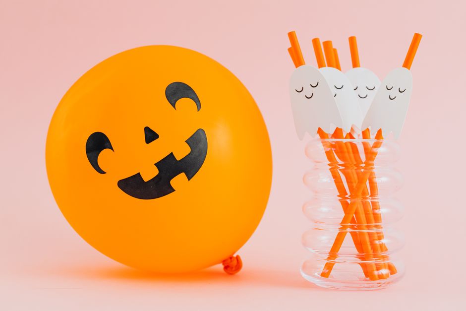 Ghost Garland around a welcome drink — celebrations · Halloween