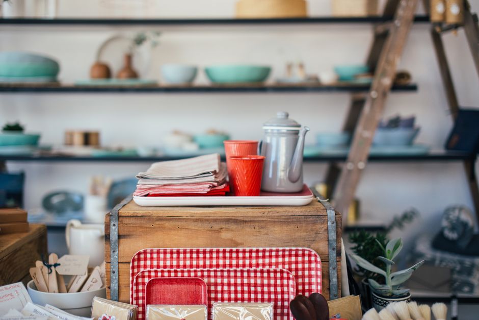 Wood-Crate Shelf with a layered-paper effect — diy-creativity · Upcycling