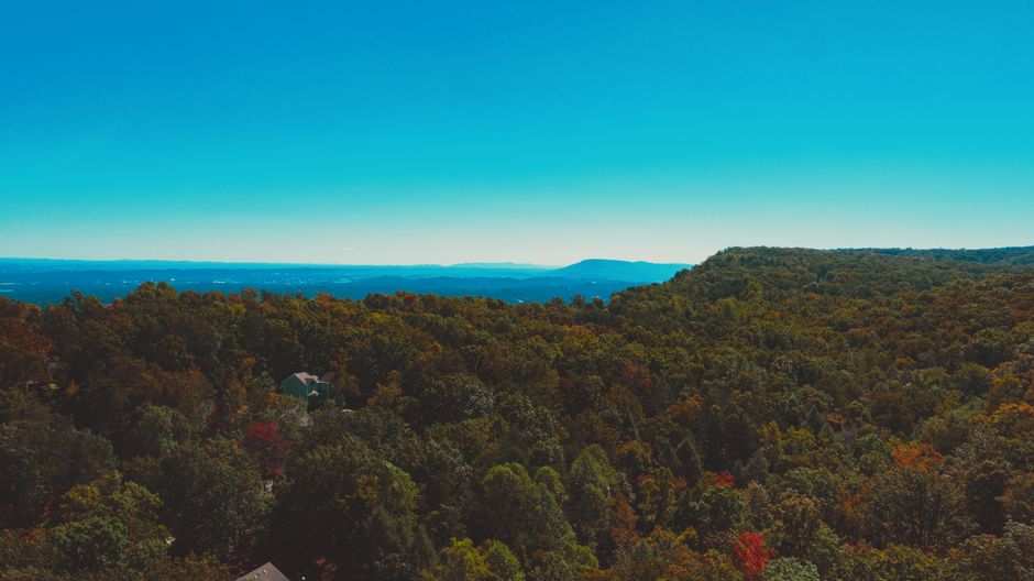 Blue Ridge Overlook around a waterfront walk — travel · USA Travel
