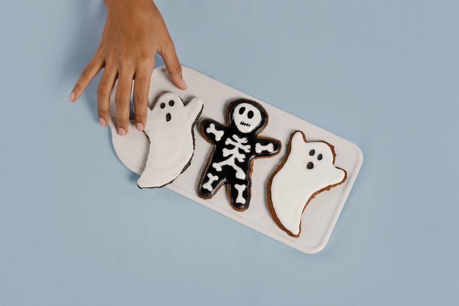 Ghost Garland with a grown-up finishing detail — celebrations · Halloween