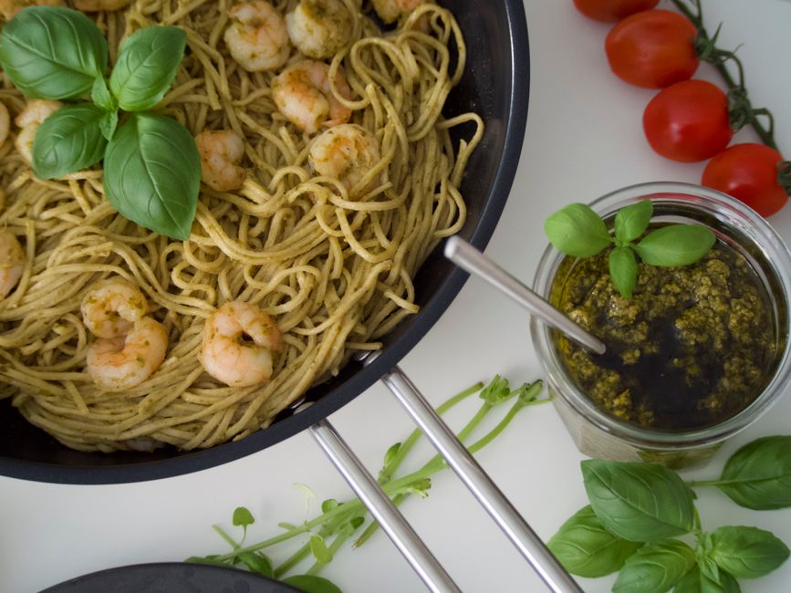 Pesto Pasta Jar for picnics park benches — food · Lunch Ideas