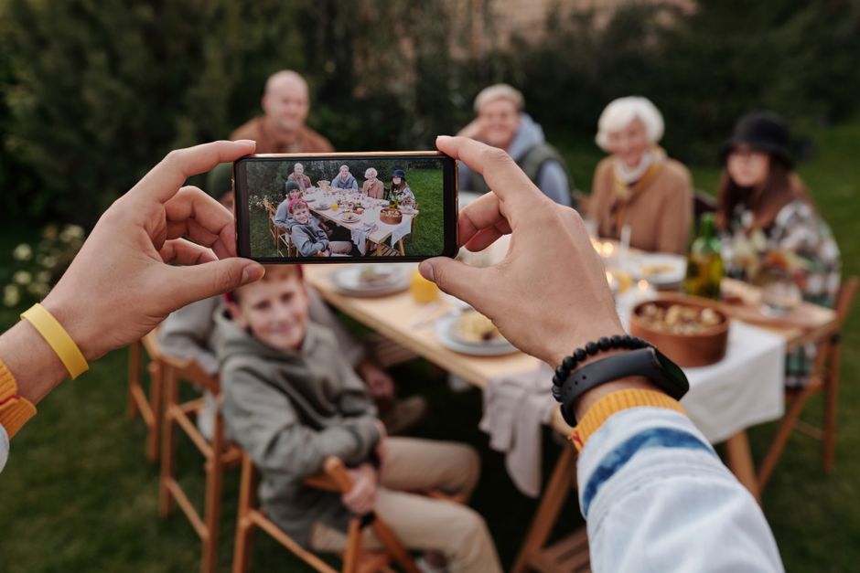 Outdoor Lunch during a screen break — wellness · Healthy Lifestyle
