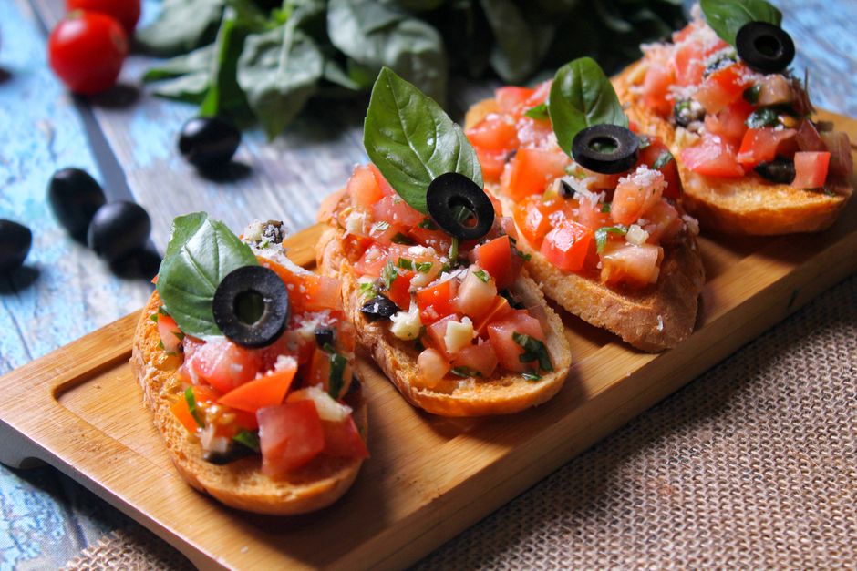 White Bean Bruschetta for a five-ingredient lunch — food · Lunch Ideas