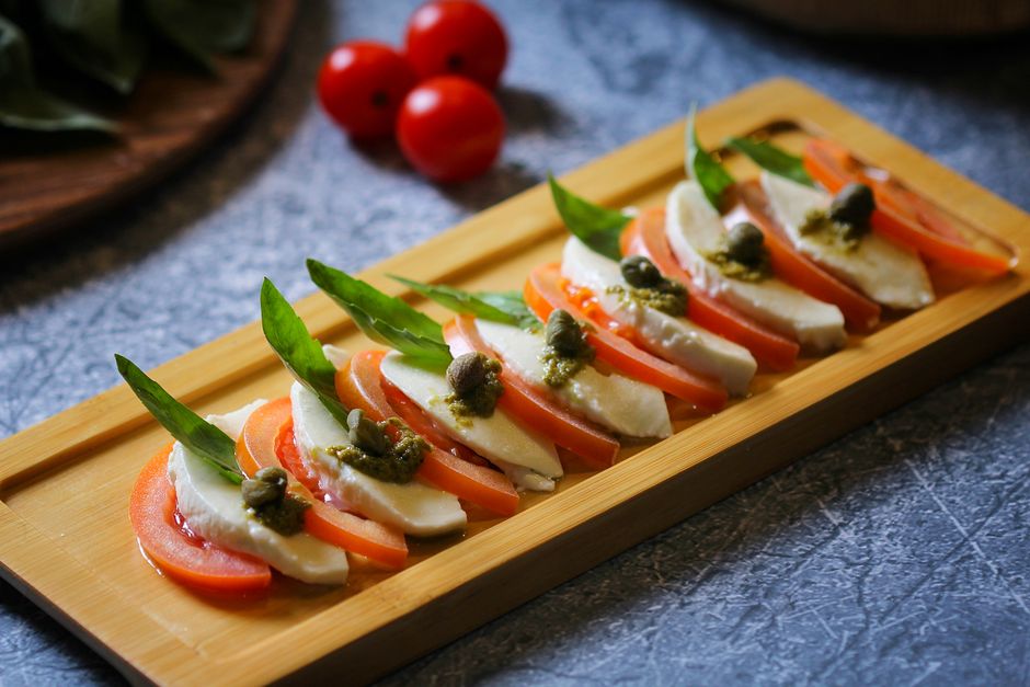 Caprese Pasta Cup for a family lunch table — food · Lunch Ideas