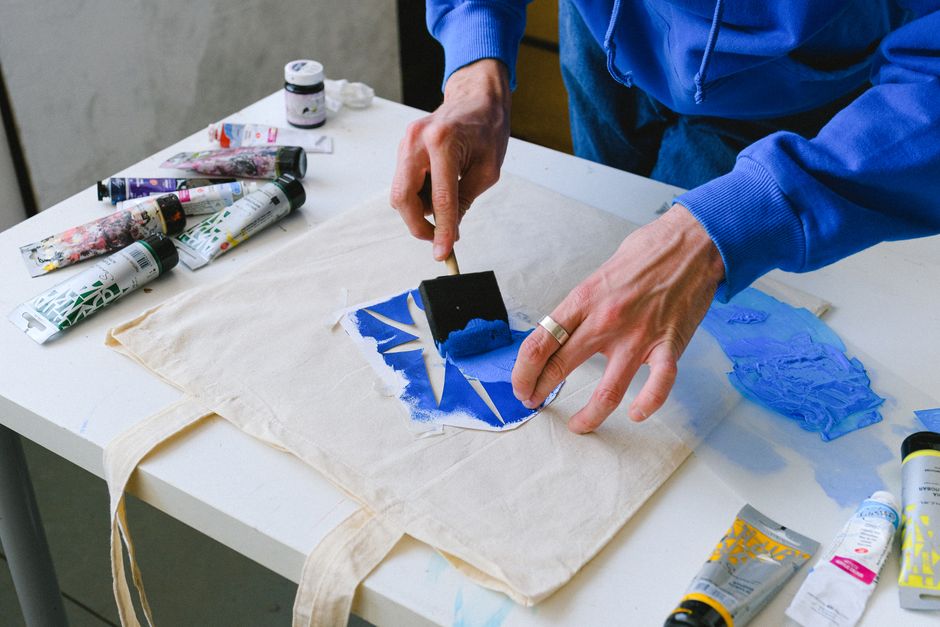 Painted Tote with a layered-paper effect — diy-creativity · Creative Projects