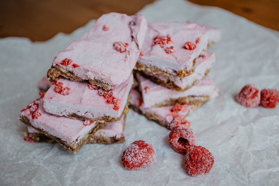 Raspberry Crumble Bars with cinnamon sugar — food · Baking