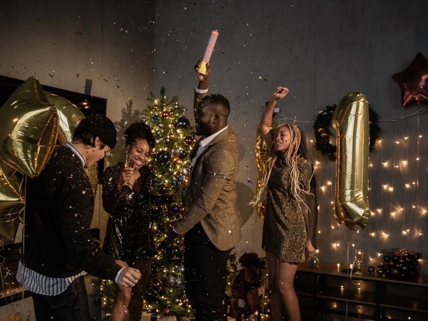 guest new year's activities that keep the room lively with a simple hosting timeline — celebrations · New Year's