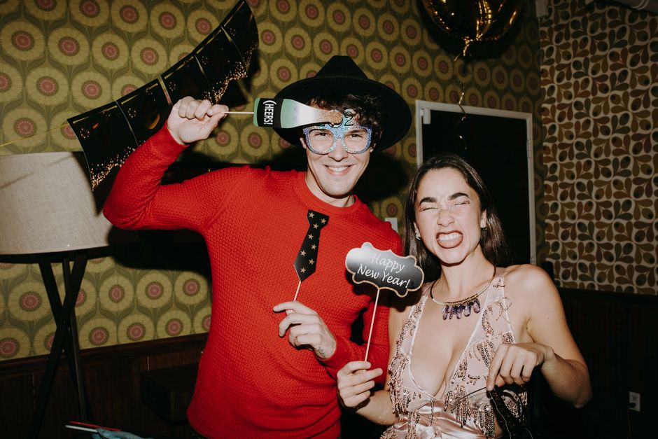 25 photo-moment new year's ideas beyond the usual backdrop