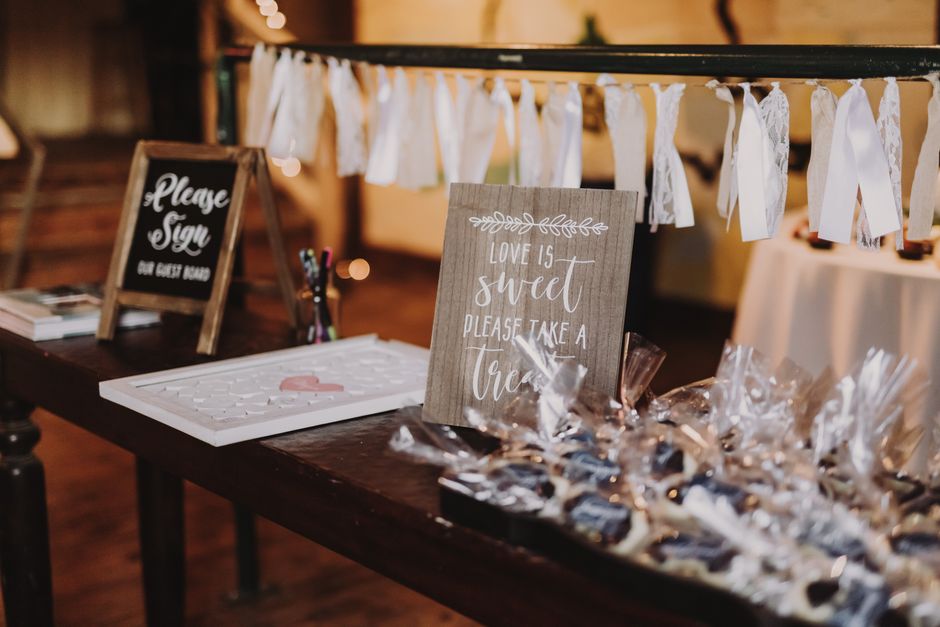 Guestbook Alternative around a statement cake — celebrations · Weddings