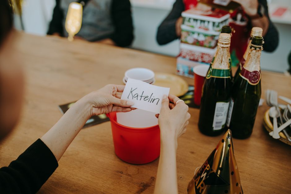 guest new year's activities that keep the room lively with a cozy evening mood — celebrations · New Year's