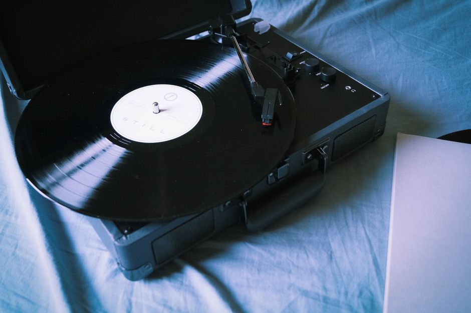 27 Vinyl Listening Hour ideas for family participation