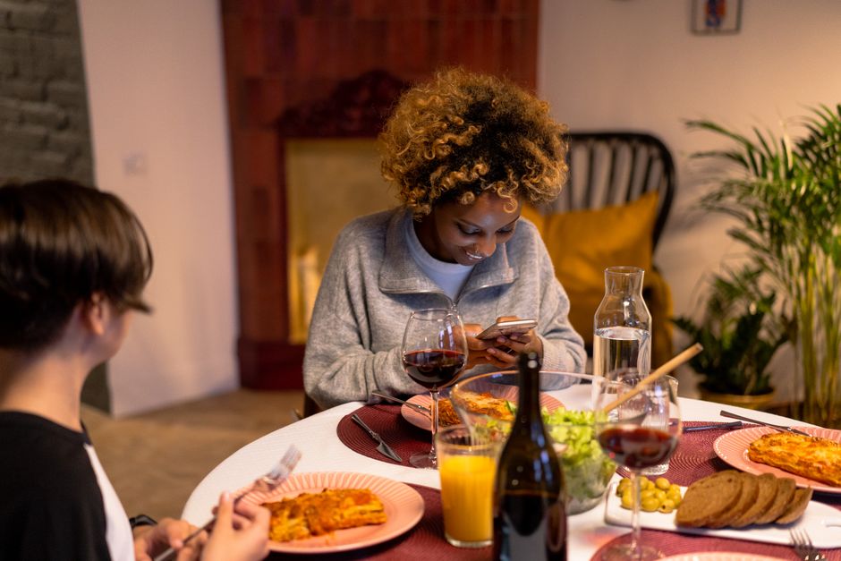 Phone-Free Dinner for a confidence boost — lifestyle · Relationships