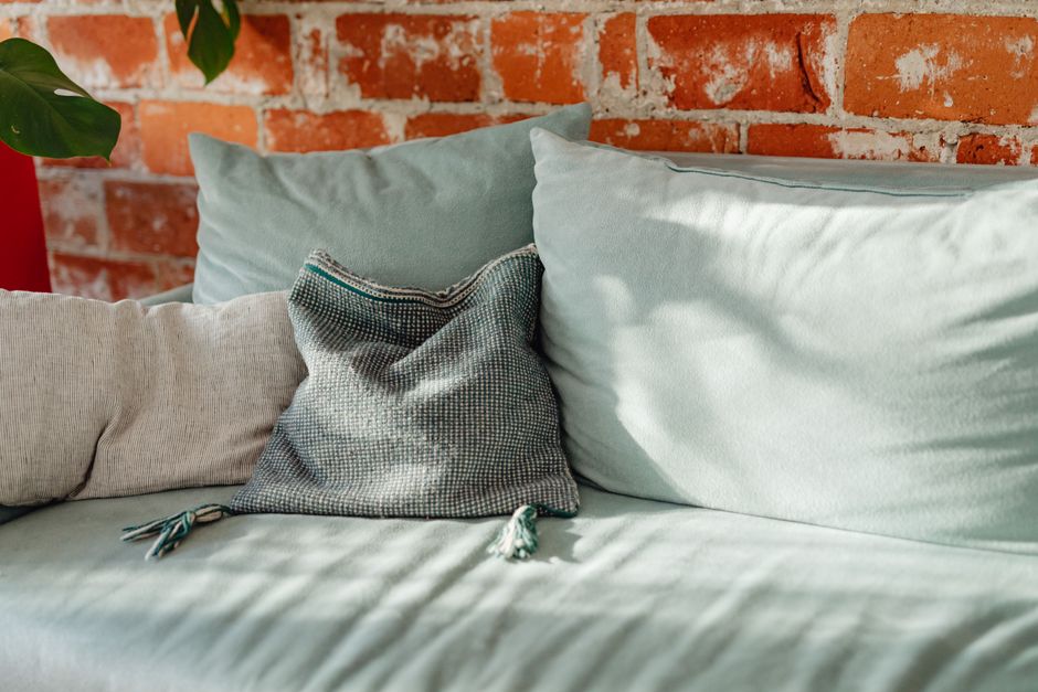 Layered Pillows with a clever vertical solution — home · Bedrooms