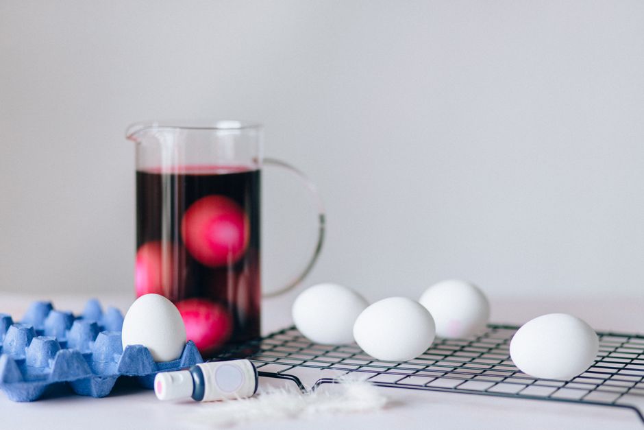 8 Egg Dyeing Techniques With Natural and Simple Colours