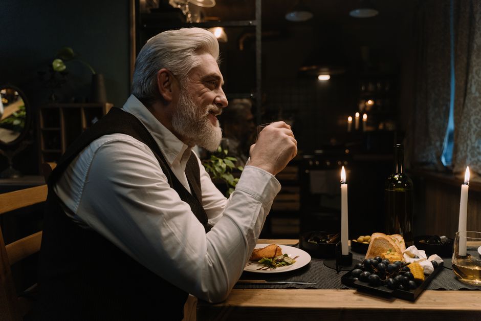 Mystery Dinner around a living-room setup — entertainment · Party Ideas