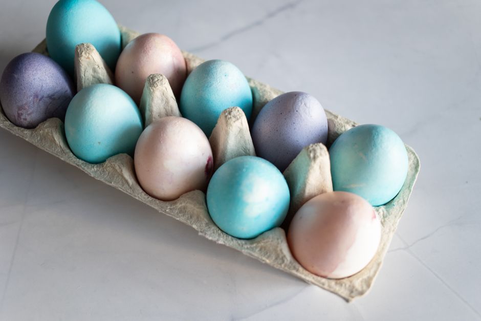 8 Egg Dyeing Techniques With Natural and Simple Colours