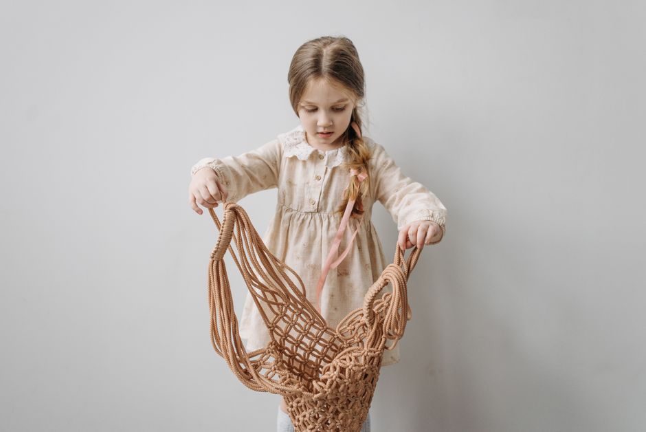 Macramé Shelf Hanger — clay candle dish for a weekend project — diy-creativity · Handmade Decor