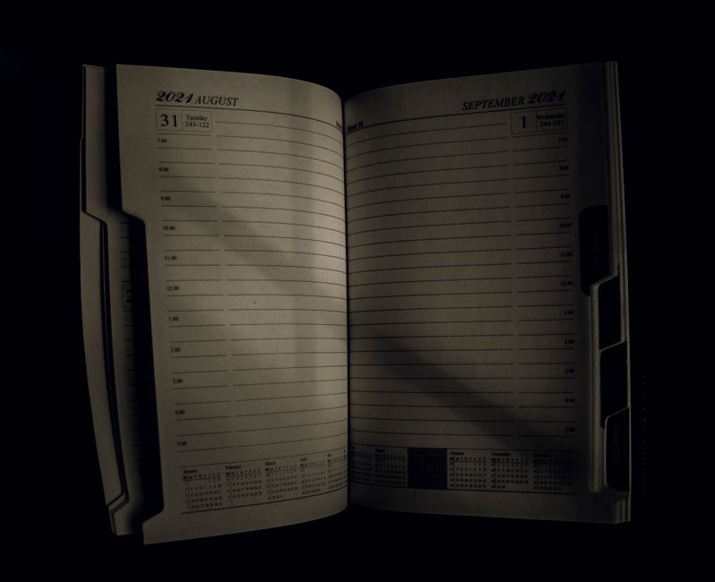 Monthly Photo Journal with a hand-painted finish — diy-creativity · Journaling