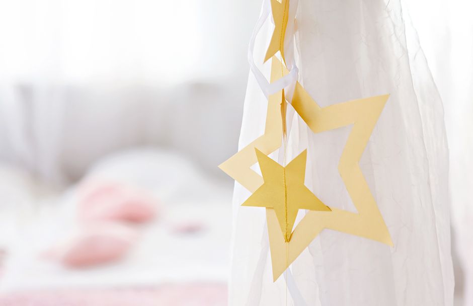 Paper Chain Backdrop using pressed botanicals — diy-creativity · Paper Crafts