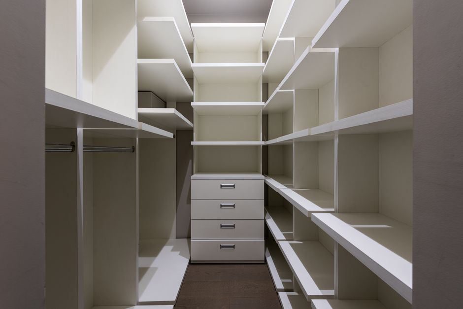 Linen Shelf using one-color repetition — home · Organization